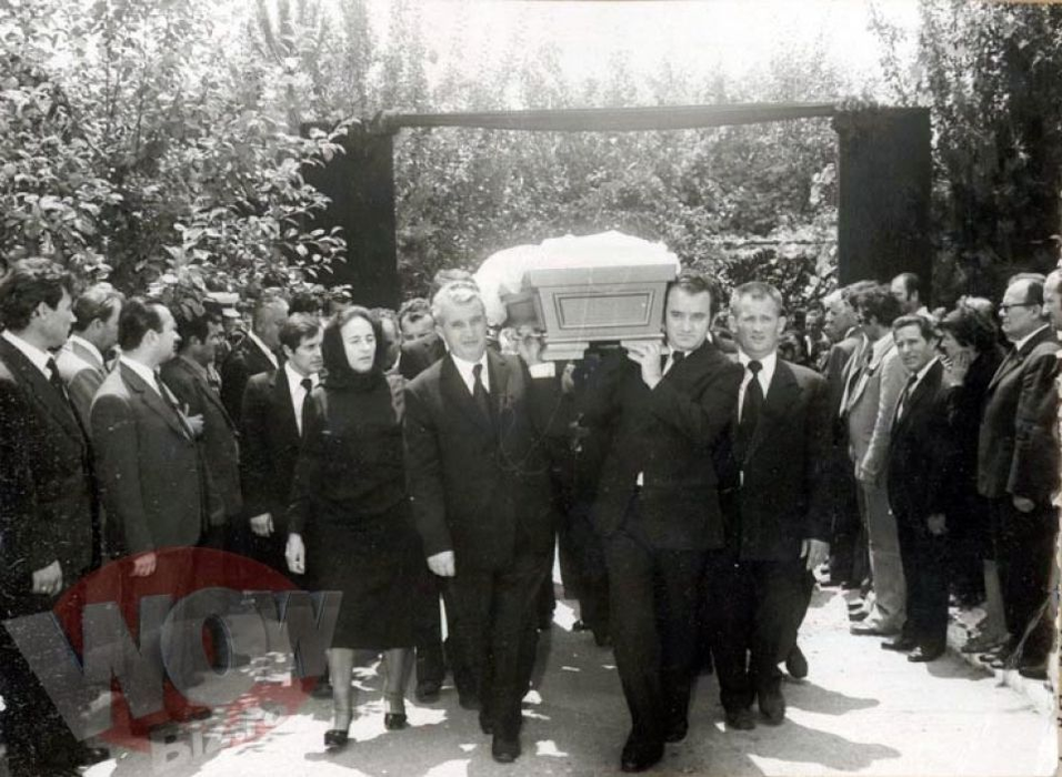 Imagini interzise. Nicolae Ceaușescu, în timp ce își sărută mama moartă în sicriu. De ce n-a vrut s-o înmormânteze pe 7.7.1977