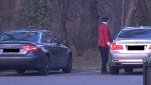 Flagrant amoros! "Prinţul" şi o hostessă fierbinte s-au sărutat pe furiş în parc, dar noi am fost pe fază!