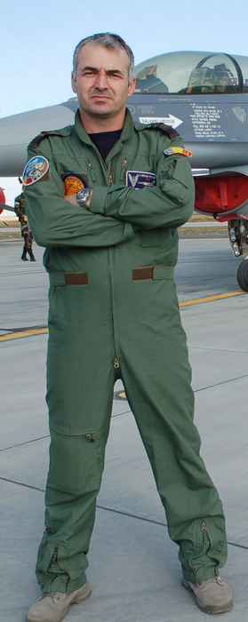 Comandorul Cătălin Micloş, cel mai experimentat pilot militar din România