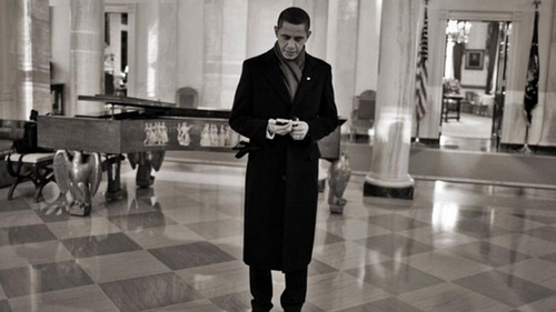 Obama NU VREA sa renunte la telefonul sau! Ce mobile folosesc cei mai puternici oameni ai planetei