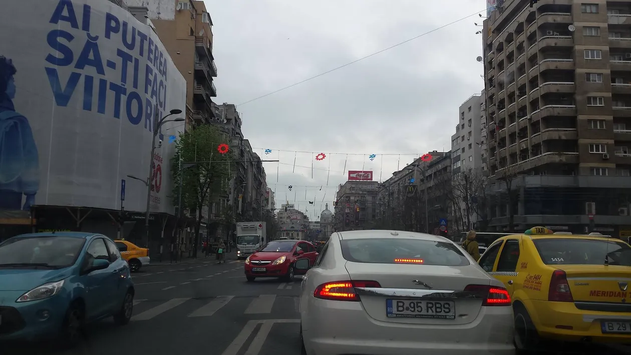 Primele imagini! Bucurestiul, impodobit de Paste! Floricele, iepurasi, fluturasi si luminite!