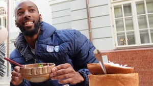 Cum a reacționat americanul din imagine, după ce a mâncat ciorbă de fasole în pâine, într-un restaurant din Brașov