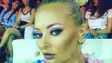 Nu degeaba i se spune vedeta cameleon! Cu ce look extravagant s-a afişat acum DELIA