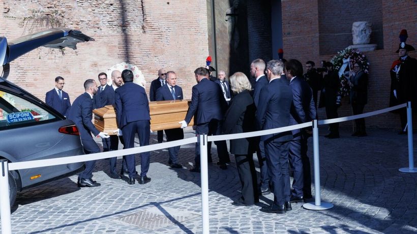 Valentino Garavani, condus pe ultimul drum. Anne Hathaway, Anna Wintour și Donatella Versace, printre vedetele prezente la funeralii