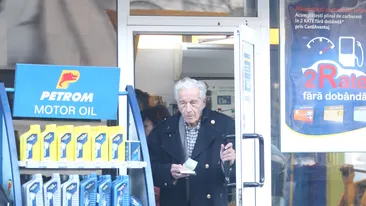 Ultimele imagini cu Sergiu Nicolaescu în viaţă: conducea şi îl cinstea pe băiatul de la benzinărie!