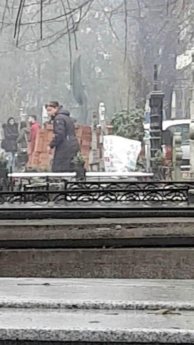 Văduva lui Fane Spoitoru
i-a împodobit mormântul 
celui mai cunoscut interlop al României
