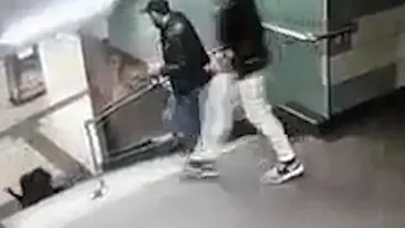 VIDEO ŞOCANT! O femeie a trecut printr-un moment de groază, după ce un asasin a împins-o pe scări cu piciorul în spate,  