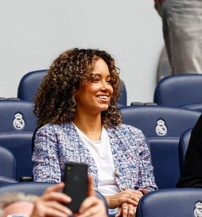 Ce „bunăciune”! Imagini incendiare cu iubita lui Karim Benzema, starul lui Real Madrid. A lucrat ca ospătăriță, iar acum este model în SUA | GALERIE FOTO