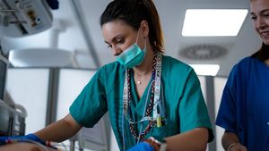 Salariu asistentă medicală 2026. Cât câștigă în România în comparație cu alte țări