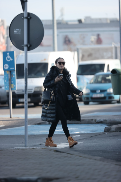 Corina Caciuc, iubita lui Reghe, se îndreaptă către magazin