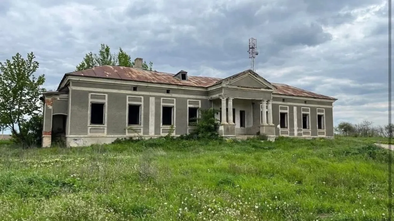 Cum arată conacul din România care costă doar 36.000 € și de ce nu se vinde imediat