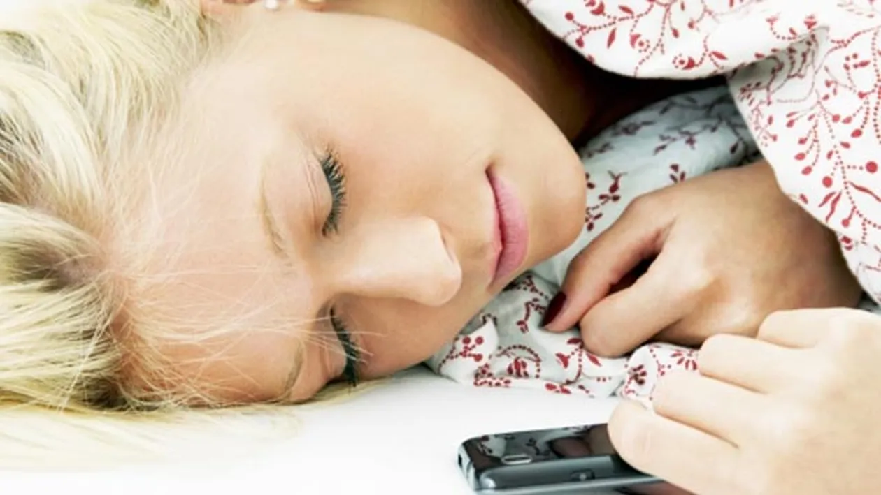 Sigur nu stiai asta! De ce nu este bine sa iti tii telefonul in camera in timp ce dormi