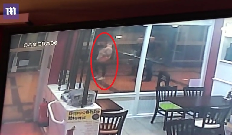 Au apărut noi imagini cu fostul spion rus și fiica lui, care au fost otrăviți. Cine era împreună cu ei cu câteva minute înainte să se prăbușească din cauza substanței ingerate
