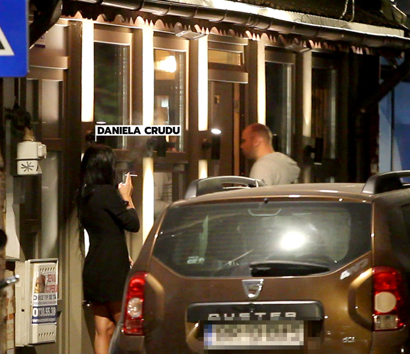 Daniela Crudu și prietenii ei stau de vorbă în fața restaurantului
