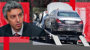 Regele OTV-ului a înlemnit! ”Pffff, e gata!” Celebrul Maybach al lui Dan Diaconescu a fost ”săltat” în plină stradă
