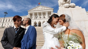 România ar putea fi obligată să accepte căsătoriile homosexuale. Doi bărbați au dat în judecată CEDO