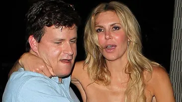 Cea mai mare rusine pentru o vedetă de top! Moartă de beată, a rămas in sânii goi pe stradă si trecătorii au văzut TOT