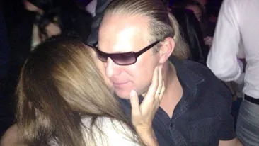 INTERZIS MINORILOR: Un faimos cantaret din Romania, fotografiat la masaj erotic! Vezi cum TRAGE de SANI o bruneta goala