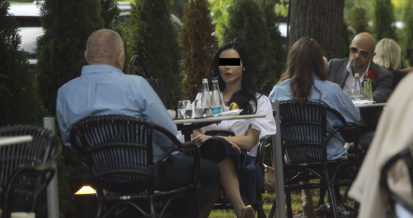 Milionarul, la masă cu sexy-bruneta