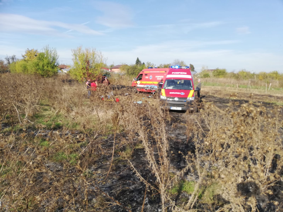 Pompierii au avut de furcă și în Ilfov. Un bătrân a fost prins într-un incendiu de vegetație