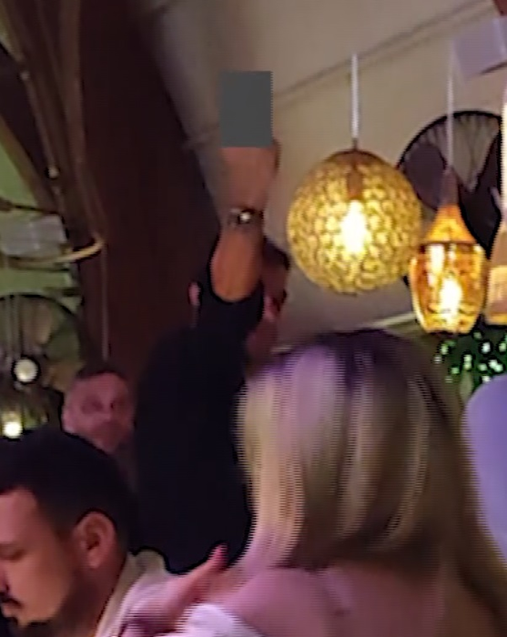 Cristian Boureanu face gestul cu degetul mijlociu ridicat către DJ (Foto: CANCAN:RO)