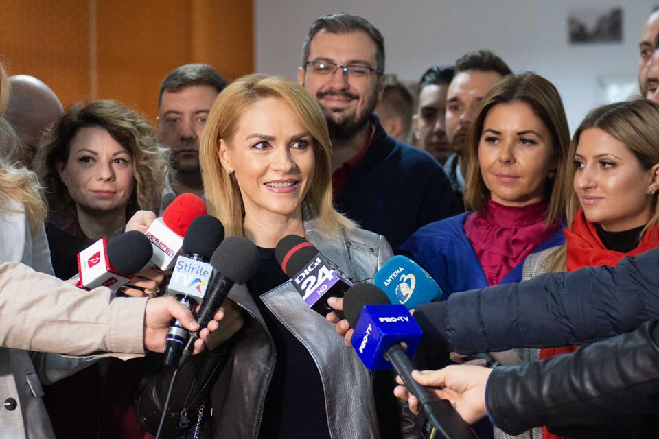 Gafa monumentală făcută de Gabriela Firea, înainte să îi acorde titlul de cetățean de onoare lui Cornel Dinu! Ce a fost scris pe referatul de aprobare la funcția fostului selecționer