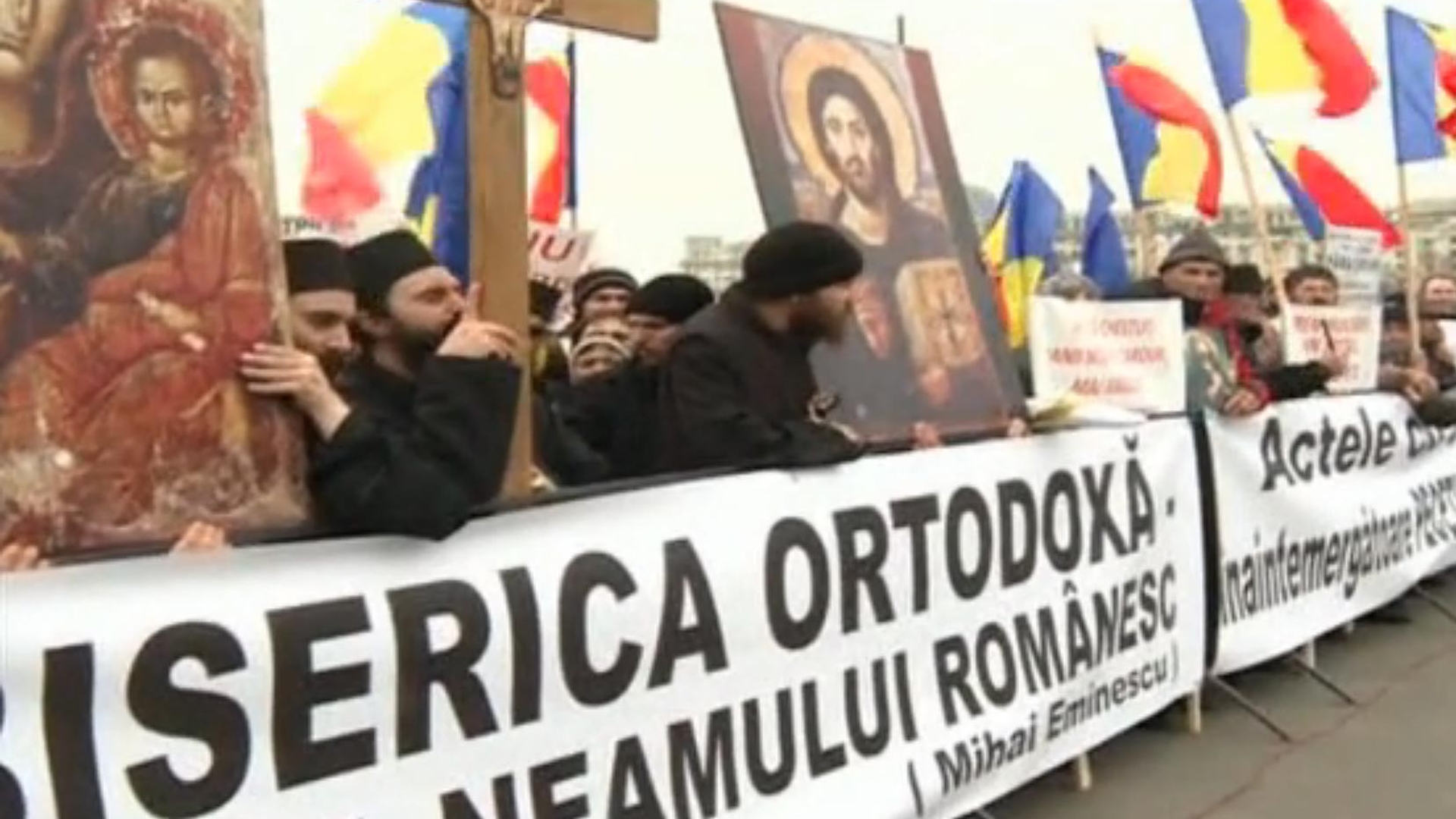Câteva sute de preoţi şi călugări protestează în faţa Palatului Parlamentului! Află ce îi nemulţumeşte pe slujitorii Domnului