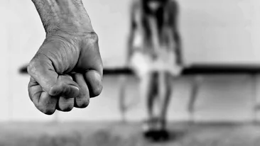 Un bărbat din Argeș și-a obligat iubita să se prostitueze timp de cinci ani