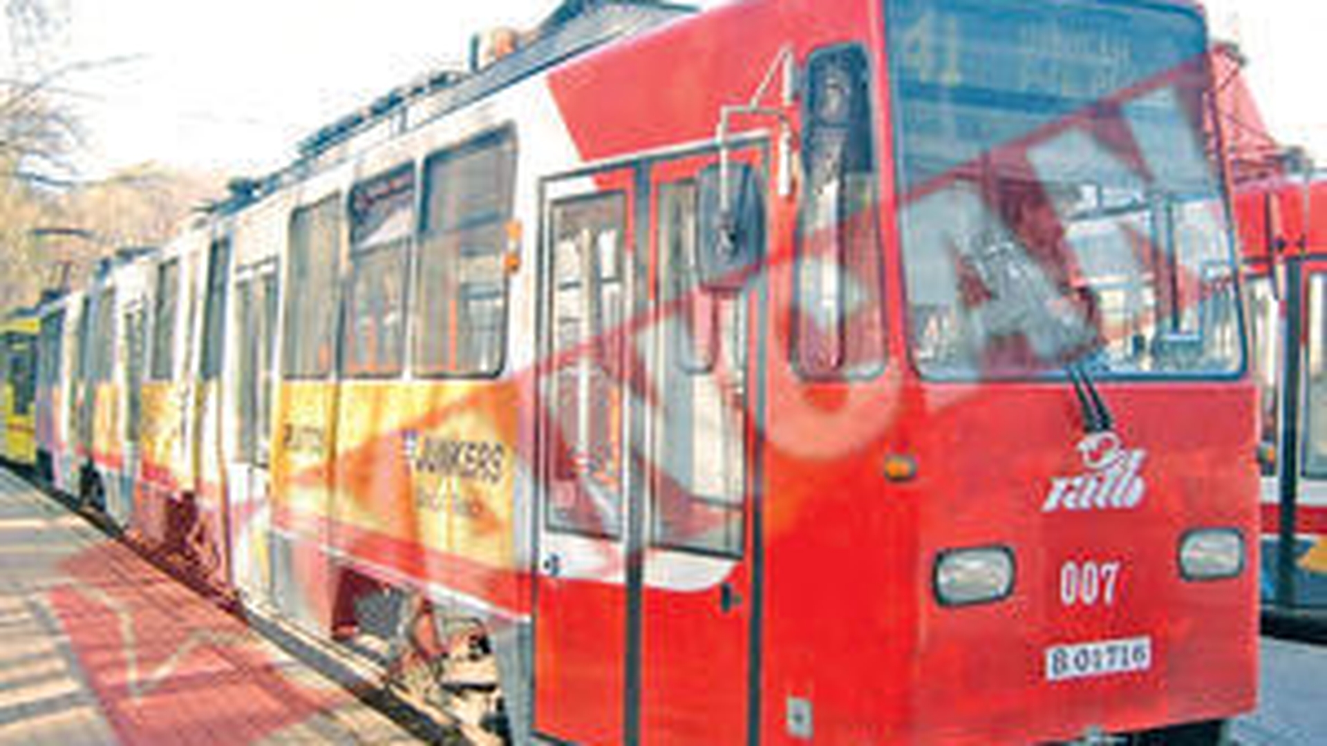 Tanara lovita de tramvai in Capitala