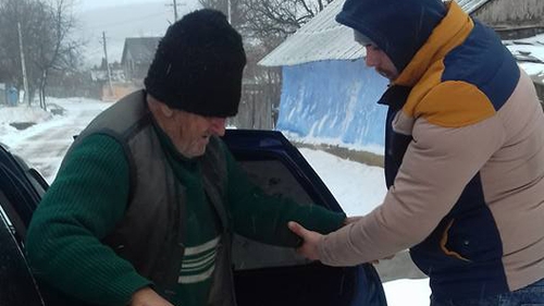 Iată ce s-a întâmplat cu bătrânul din Roman pe care nici un medic nu l-a băgat în seamă. Un tânăr l-a găsit îngheţat în faţa spitalului, iar apoi...