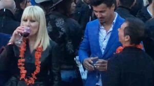 Elena Udrea are o reţetă proprie de distracţie: un strop de vin roşu şi dans din şold!
