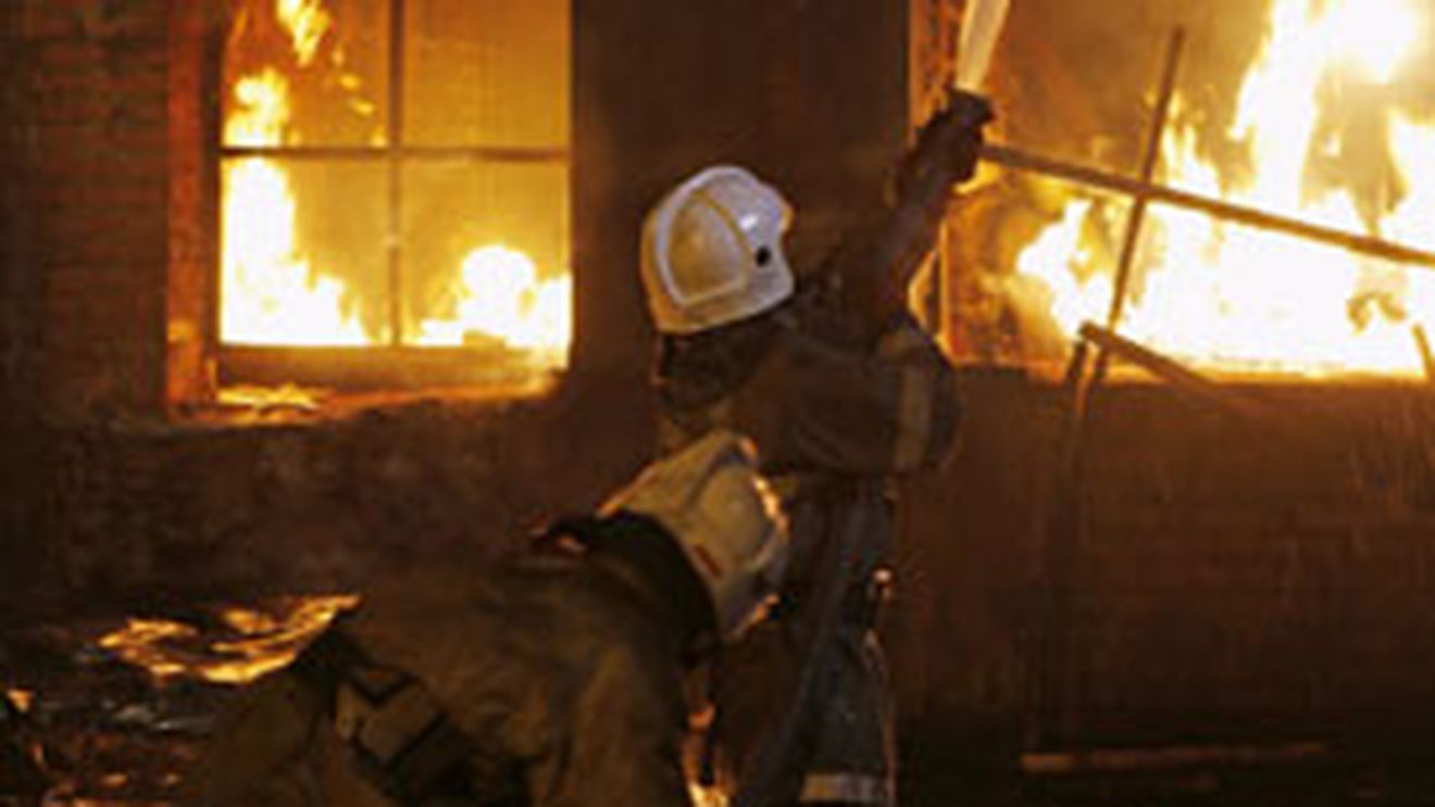 Se uitau la film si le-a explodat casa