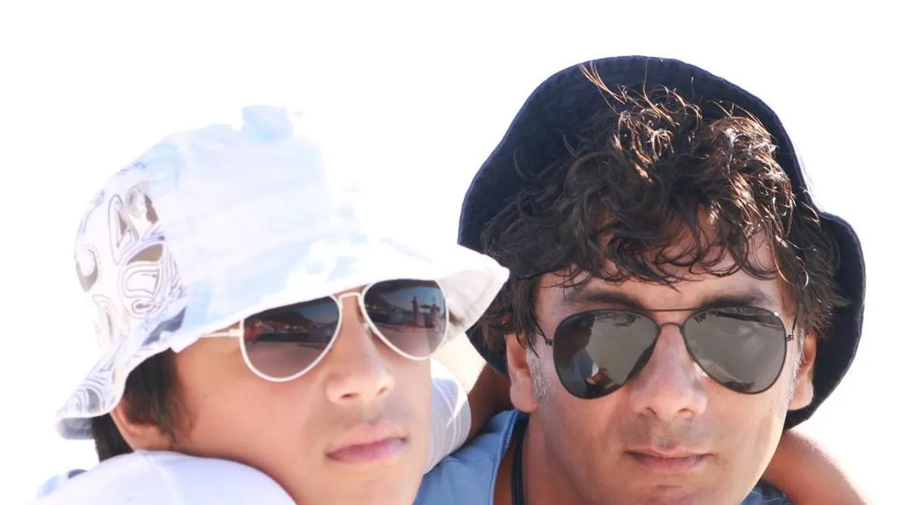 Seamana ca doua picaturi de apa. El este taticul, iar el fiul, iar cand ii vezi impreuna esti tentat sa crezi ca sunt frati