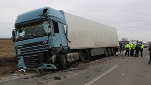 Valea Oltului, impact frontal între două tiruri. Șoferii, răniți grav, au rămas încarcerați