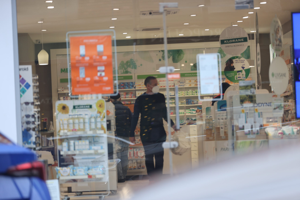 Laurențiu Reghecampf a avut de "onorat" o listă lungă la farmacie (Foto: CANCAN.RO)