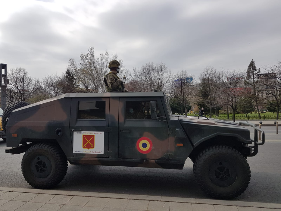 UPDATE imagini LIVE cu armata română pe străzile din Bucureşti! Sute de şoferi, verificaţi la una dintre intrările în oraş