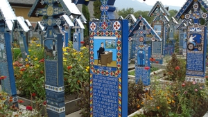 Puțini știu asta! Cât costă un loc de veci în Cimitirul Vesel de la Săpânța