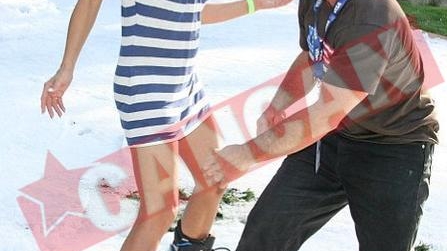 FOTO Extravaganta in California! Pamela Anderson a facut snowboarding in fusta mini!