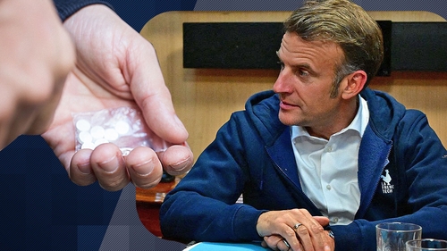 Imagini bombă sau dezinformare? Cum a ajuns președintele Macron să fie acuzat că „ascunde droguri într-un șervețel”?