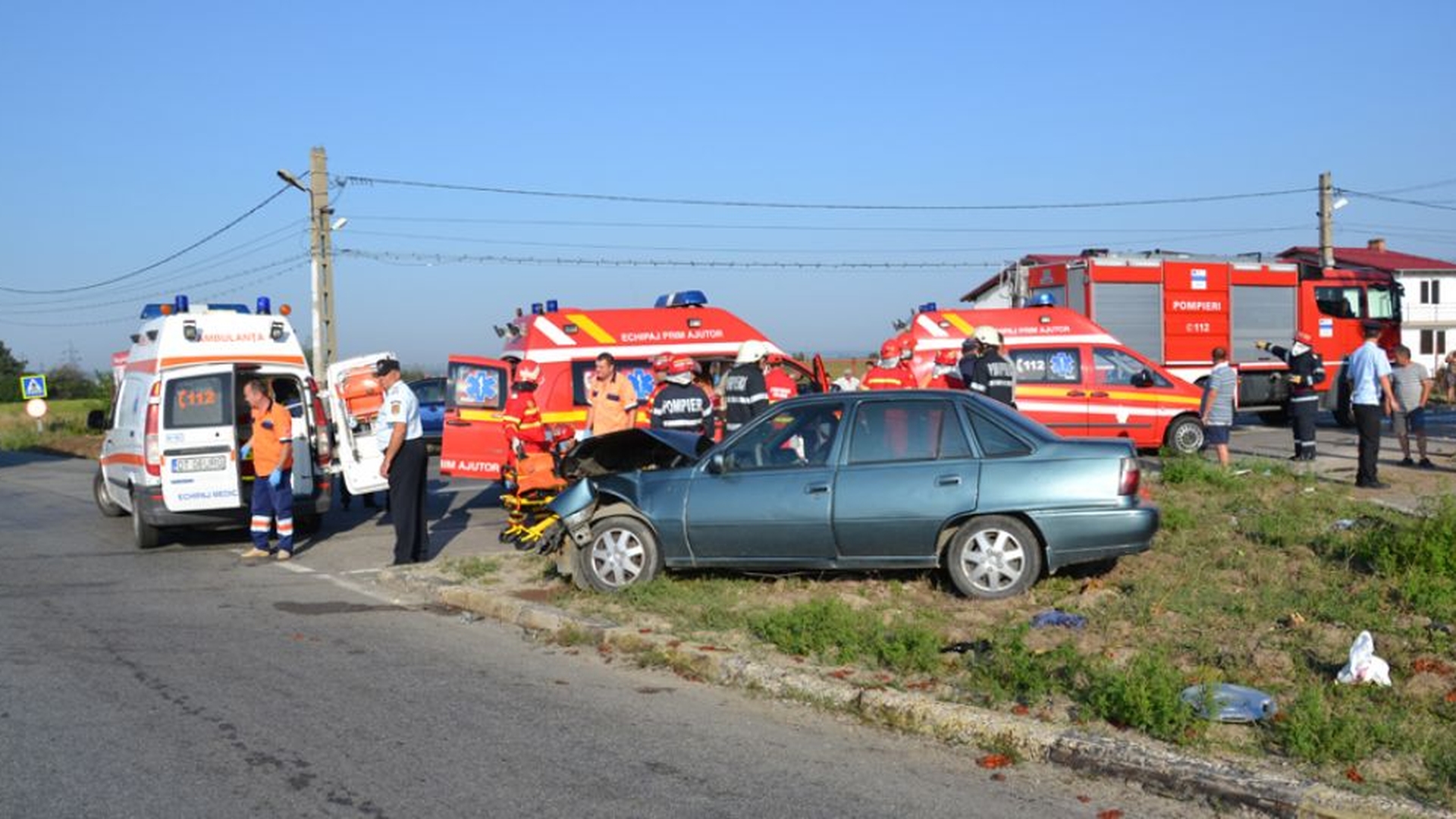 Accident grav în Olt. Un microbuz și un autoturism s-au lovit frontal