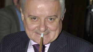 Şi-a tras iubită cu 40 de ani mai tânără! Am aflat motivul uluitor pentru care o ţine ascunsă!