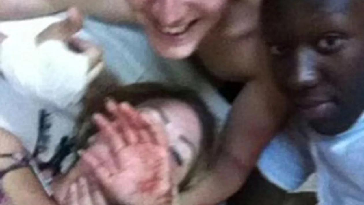 IMAGINI SOCANTE! Vezi modul in care s-a pozat aceasta tanara, imediat dupa ce a fost injunghiata