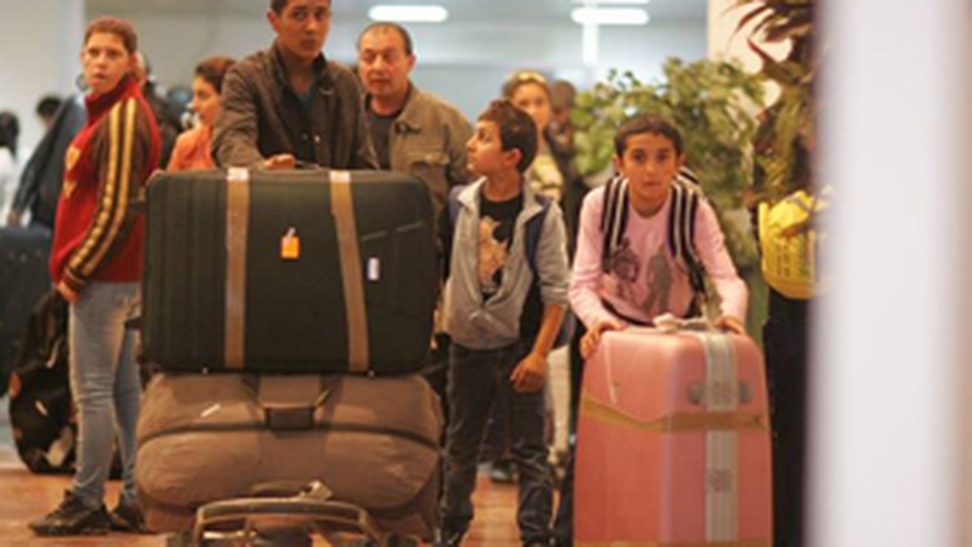 Aproape 170 de romi repatriati de autoritatile franceze au ajuns pe Aeroportul din Timisoara!