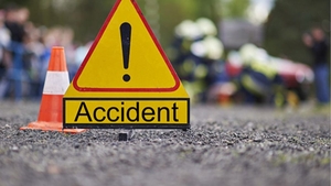 Trei persoane care împingeau o mașină condusă de un adolescent de 14 ani, rănite într-un accident în Argeș