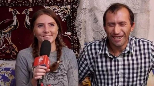 Cum poartă Vulpița și Viorel masca de protecție la săpat și măturat în grădină!