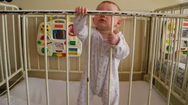 Doi bebeluși au fost abandonați de mamă, în frig, lângă Spitalul Judeșean din Teleorman