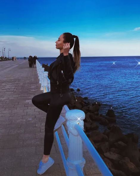 Ce bombă-sexy e sora lui Tavi Popescu! „Bunăciunea” nu ratează niciun meci al FCSB-ului | GALERIE FOTO