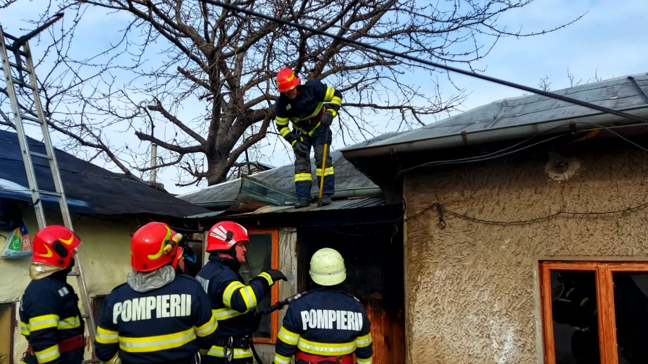 Incendiu de proporții la o casă din Giurgiu, după ce o tânără a încercat să aprindă focul în sobă