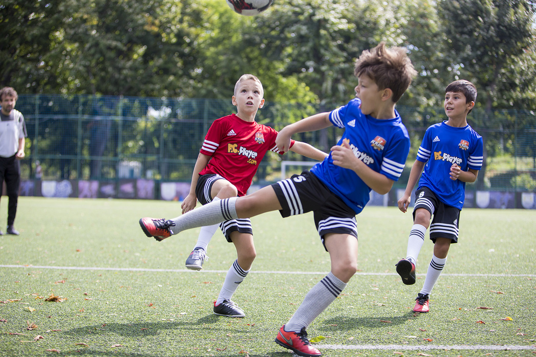 Juniorii unei academii de fotbal din București concurează cu Messi & Ronaldo!