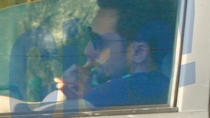 A crezut ca nu il vede nimeni si a indraznit sa faca asta la semafor! Dani Otil, fotografiat in cea mai rusinoasa ipostaza!